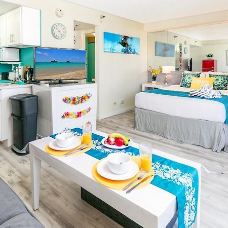 Aloha Vibes Await! Stylish Condo At Aloha Surf - Mountain And City Views ホノルル エクステリア 写真