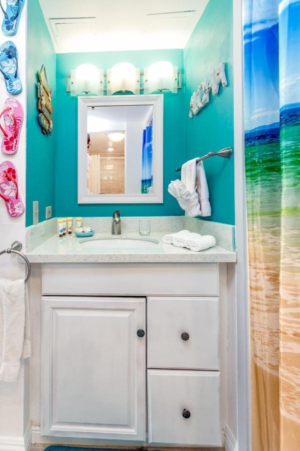 Aloha Vibes Await! Stylish Condo At Aloha Surf - Mountain And City Views ホノルル エクステリア 写真