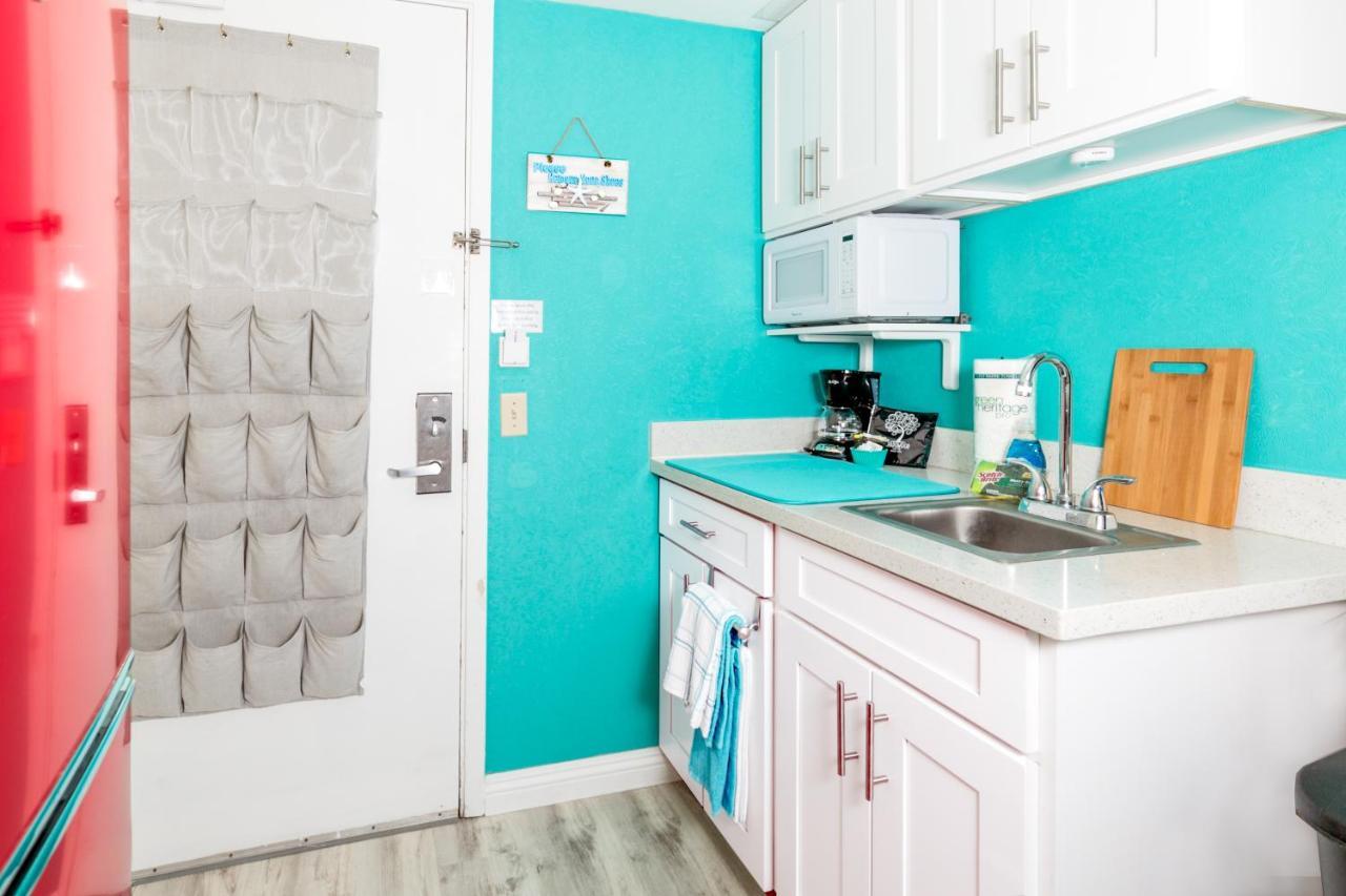 Aloha Vibes Await! Stylish Condo At Aloha Surf - Mountain And City Views ホノルル エクステリア 写真